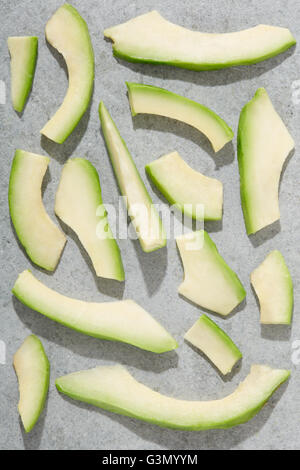 Avocadoscheiben auf Stein Hintergrund Stockfoto