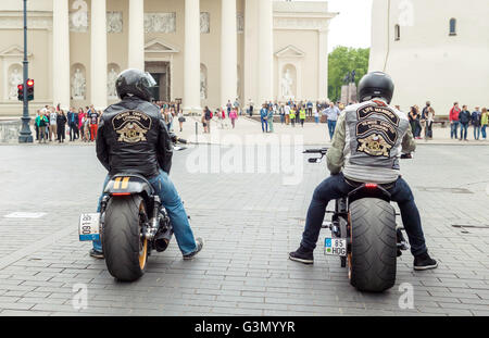 Zwei Fahrer auf Harley Davidson Bikes auf der Straße Stockfoto