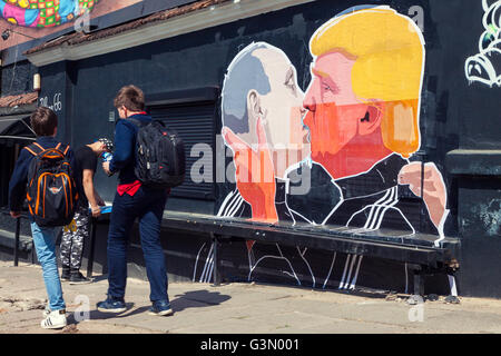 Wandbild Artwork von Vladimir Putin und Donald Trump küssen Stockfoto