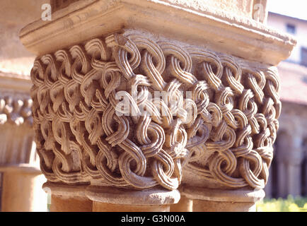 Nahaufnahme der romanischen Hauptstadt. Kreuzgang der Stiftskirche, Santillana del Mar, Kantabrien, Spanien. Stockfoto