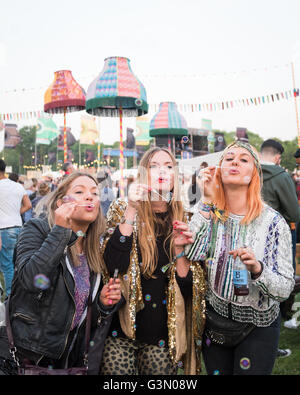 Jugendliche beim gemeinen Volk Music Festival in Oxford, Großbritannien Stockfoto