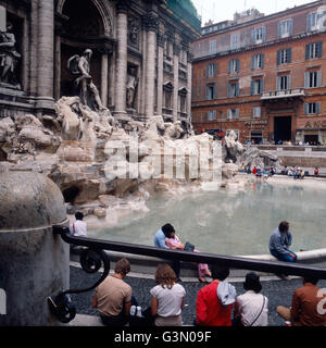 Der Trevi-Brunnen in Rom, Italien 1980er Jahre.The Trevi-Brunnen in Rom der 1980er Jahre. Stockfoto