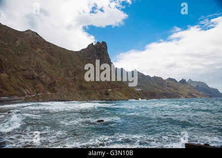 Felsen an der Küste von Benijo Strand (Playa de Benijo), Teneriffa, Spanien Stockfoto