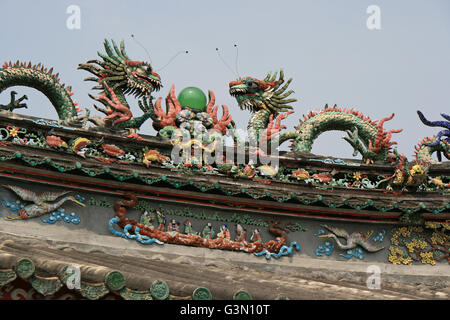 Geschnitzte Drachen auf dem Dach eines chinesischen Pavillon in Hoi an (Vietnam). Stockfoto
