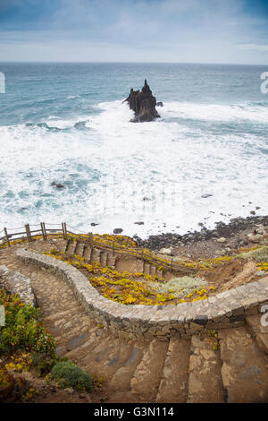 Felsen an der Küste von Benijo Strand (Playa de Benijo), Teneriffa, Spanien Stockfoto