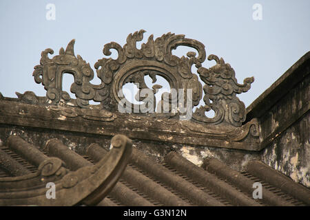 Geschnitzte Drachen auf dem Dach eines chinesischen Pavillons in Hoi an (Vietnam). Stockfoto