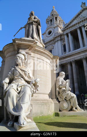 St. Pauls Cathedral mit Statue der Königin Anna im Vordergrund, London, Großbritannien Stockfoto