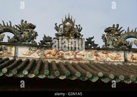 Zwei geschnitzte Drachen auf dem Dach eines chinesischen Pavillon in Hoi an (Vietnam). Stockfoto