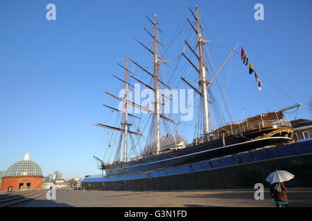 Die Cutty Sark Tea Clipper in Greenwich, London, Großbritannien, die Kuppel Eingang zum Fußgängertunnel im Hintergrund Stockfoto