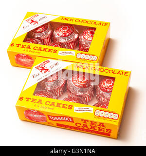 Tunnock Tee-Kuchen, traditionelle Schokolade und Marshmallow Kuchen isoliert auf einem weißen Studio-Hintergrund. Stockfoto