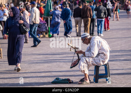 Straßenmusiker im Jema el Fna (Platz Djemaa el-Fna, Djema el Fna oder Djemaa el-Fna) in Marrakesch, Marokko Stockfoto