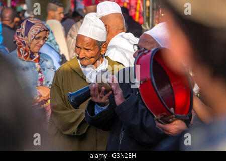 Straßenmusiker im Jema el Fna (Platz Djemaa el-Fna, Djema el Fna oder Djemaa el-Fna) in Marrakesch, Marokko Stockfoto