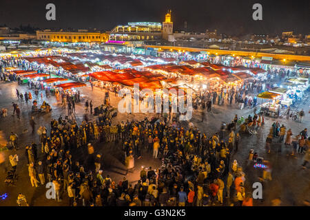 Jamaa el Fna (Platz Djemaa el-Fna, Djema el Fna) dem Hauptplatz von Marrakeschs Medina, Marokko in der Nacht Stockfoto