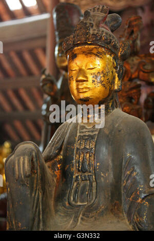 Die Statue einer Gottheit in der aber Thap Pagode in Nord-Vietnam. Stockfoto