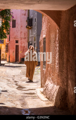 Marokkaner in traditioneller Kleidung in der Medina, der Altstadt, der von Mauern umgebenen Küstenstadt El Jadida, Marokko Stockfoto