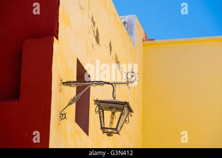 Kräftige Farben in einem marokkanischen Medina, El Jadida, Marokko Stockfoto