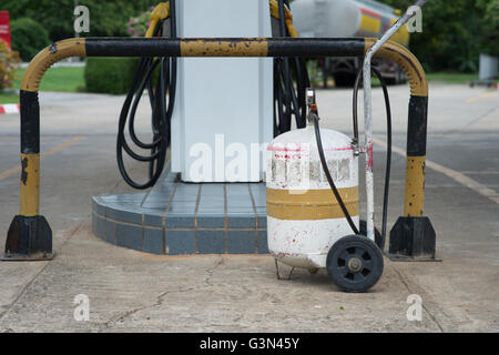 Alte Pumpe Reifen an Öl-Station. Stockfoto