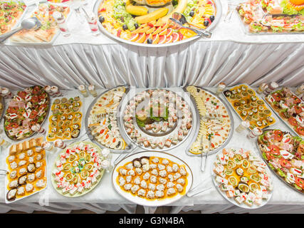 Blick auf verschiedene Lebensmittel auf den Tisch, viele kalte Snacks am Buffet-Tisch, catering Stockfoto