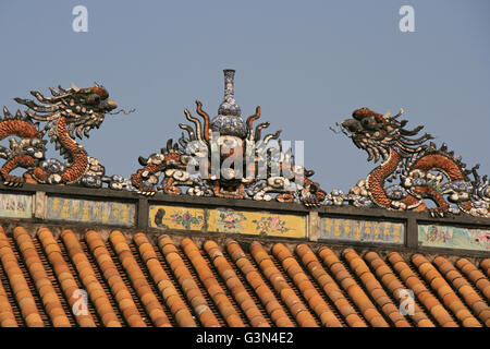 Zwei geschnitzte Drachen auf dem Dach eines Pavillons in der Kaiserstadt in Hue (Vietnam). Stockfoto