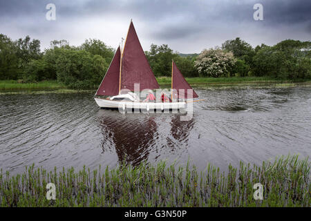 Drascombe Boote mit Segel oben auf Forth und Clyde Canal Stockfoto