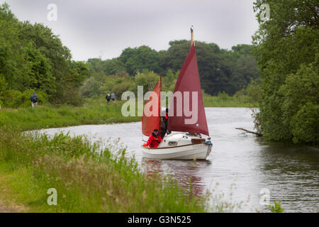 Drascombe Boote mit Segel oben auf Forth und Clyde Canal Stockfoto