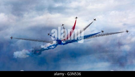 Rote Pfeile zeigen Team fliegen über Paignton Pier, Torbay Airshow 2016 Stockfoto