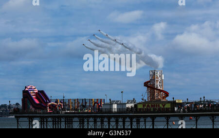 Rote Pfeile zeigen die Mannschaft über Paignton Pier fliegen, Torbay Airshow 2016 Stockfoto