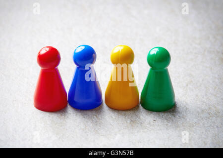 Buntes Brettspiel Zähler am Steintisch Stockfoto
