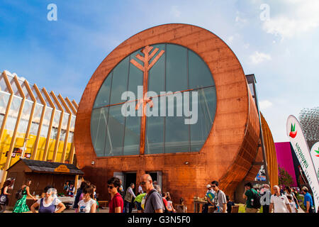 Mailand, Italien - 1. Juni 2015: Nicht identifizierten Personen durch den ungarischen Pavillon auf der EXPO 2015 in Mailand, Italien. EXPO 2015 nahm Platz fr Stockfoto