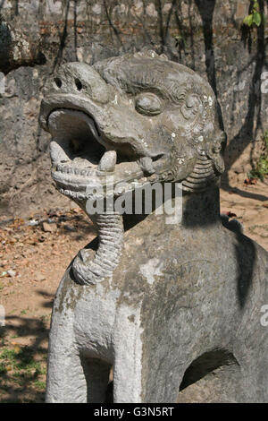 Die Statue ein fantastisches Tier auf dem Hof des Dinh Tien Houng in Ninh Binh (Nordvietnam). Stockfoto