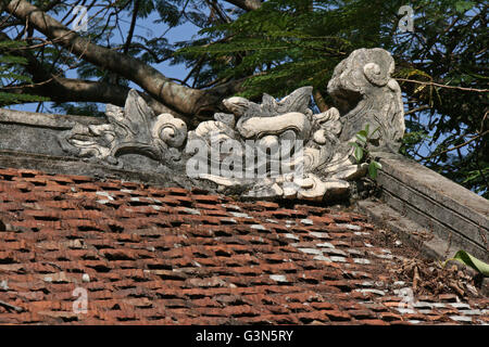 Geschnitzte Drachen auf dem Dach des Dinh Tien Houng in Ninh Binh (Vietnam). Stockfoto