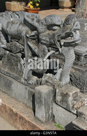 Eine geschnitzte Drachen Dekoration einen Altar vor der Dinh Tien Houng in Ninh Binh (Vietnam). Stockfoto