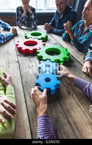 Menschen in Freizeitkleidung mit Rädchen des Geschäfts, moderne Business-Meeting Konzept Stockfoto