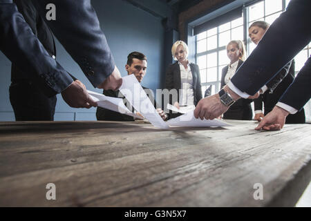 Business-Mann immer Mehrarbeit Frist Konzept Stockfoto