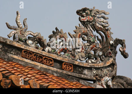Geschnitzte Drachen auf dem Dach eines Pavillons in der Kaiserstadt in Hue (Vietnam). Stockfoto