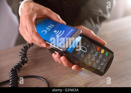 Zahlung auf einer Messe durch Mobile und NFC-Technologie. Front erhöhte Sicht. Horizontale Komposition. Stockfoto