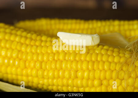 Nahaufnahme von gekochten Mais mit schmelzender Butter Frieden Stockfoto