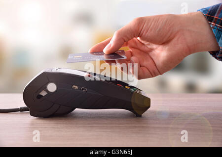 Zahlung auf einen Handel mit kontaktlosen Karten und NFC-Technologie. Ansicht von vorne. Horizontale Komposition. Stockfoto