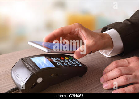 Zahlung auf einer Messe durch Mobile und NFC-Technologie. Erhöhten Blick. Horizontale Komposition. Stockfoto