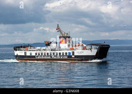 Die Calmac MV Loch Riddon im Anflug auf Largs Stockfoto