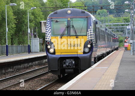 Ein Klasse-334 elektrische Triebzug trainieren am Anniesland Bahnhof in West Glasgow Stockfoto