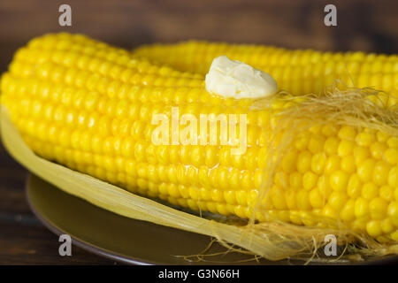 Nahaufnahme von gekochten Mais mit schmelzender Butter Frieden Stockfoto