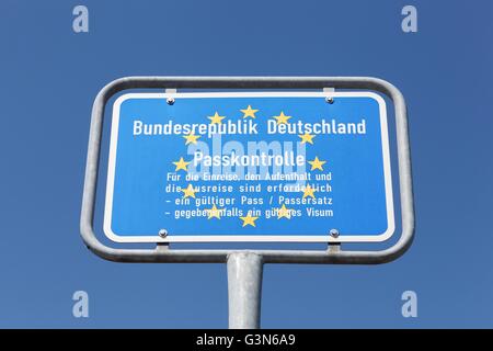 Deutsche Grenzkontrolle Zeichen und Reisepass Stockfoto