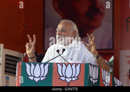 Kolkata, Indien. 17. April 2016. Prime Minister Narendra Modi Rede auf der Kundgebung der Kampagne. Prime Minister Narendra Modi richtet eine BJP Kampagne Wahlveranstaltung am Sahid Minar für die Phase II des VI Phase West Bengal Nationalratswahl. © Saikat Paul/Pacific Press/Alamy Live-Nachrichten Stockfoto