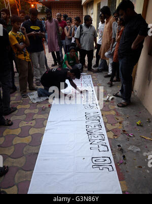 Kolkata, Indien. 7. Mai 2016. Jadavpur Universität Studenten organisiert eine Protestkundgebung protestieren gegen ABVP Außenseiter Mitglied Gewalt in Uni-Campus der Universität. Der Konflikt brach zwischen linken unterstützt Studentenwerk und ABVP. Einige Schüler wurden verletzt und einige Mädchen belästigt wurden auch von der Außenseiter und später eine Beschwerde gegen sie eingereicht. © Gaetano Piazzolla/Pacific Press/Alamy Live-Nachrichten Stockfoto