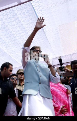 Jodhpur, Indien. 24. April 2016. Bollywood Schauspieler Amitabh Bachchan und seine Frau Schauspielerin Jaya Bachchan Grüße mit ihren Fans während der Eröffnungsfeier des Kalyan Juweliere Show-Room in Jodhpur am Sonntag. © Sunil Verma/Pacific Press/Alamy Live-Nachrichten Stockfoto