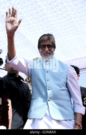 Jodhpur, Indien. 24. April 2016. Bollywood Schauspieler Amitabh Bachchan und seine Frau Schauspielerin Jaya Bachchan Grüße mit ihren Fans während der Eröffnungsfeier des Kalyan Juweliere Show-Room in Jodhpur am Sonntag. © Sunil Verma/Pacific Press/Alamy Live-Nachrichten Stockfoto