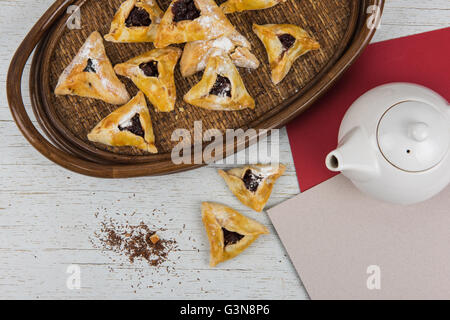 Tee, Brötchen mit Marmelade Stockfoto