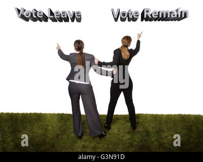 Voller Länge Studio Schuss von zwei Business-Frauen, von hinten genommen auf dem Rasen stehen. in verschiedene Richtungen gehen zu wollen Stockfoto