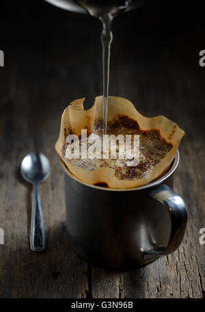 Gemahlenen Kaffee in der Tasse und Filter Metallhalter Stockfoto
